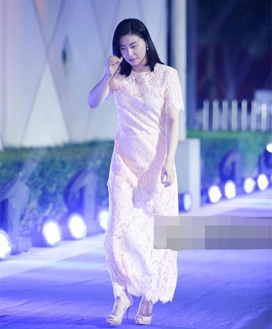 36岁郭晶晶同框42岁梅婷, 网友: 豪门和明星的差距一目了然!