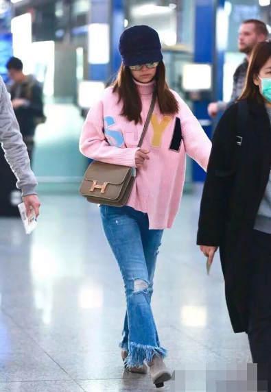 46岁杨钰莹与41岁林心如同现机场, 大家注意力全在两人鞋子上