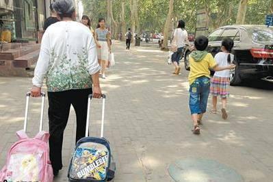 孩子由奶奶带还是姥姥带,这些因素要注意 孩子由奶奶带还是姥姥带,这些因素要注意