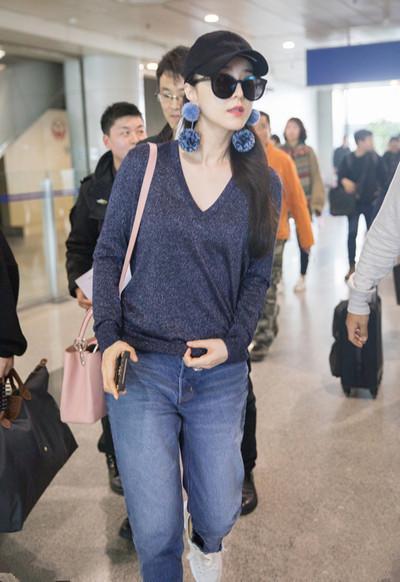 范冰冰现身机场, 胸前平平瘦出新高度, 网友直呼: 厉害了李晨!