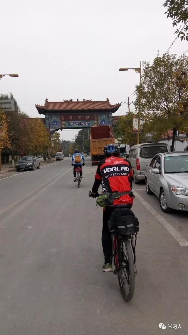 骑行巩义南山公路赏满山红叶