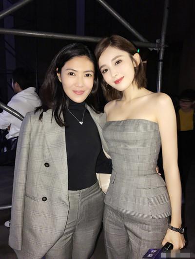 41岁马伊琍撞衫25岁娜扎: 项链配的真好看, 但裤子上的褶皱太尴尬