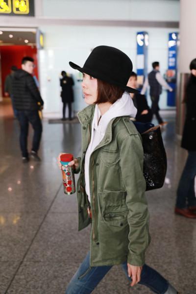 鲁豫不过是穿了一条牛仔裤现身机场, 网友却喊话: 还不如不穿呢!