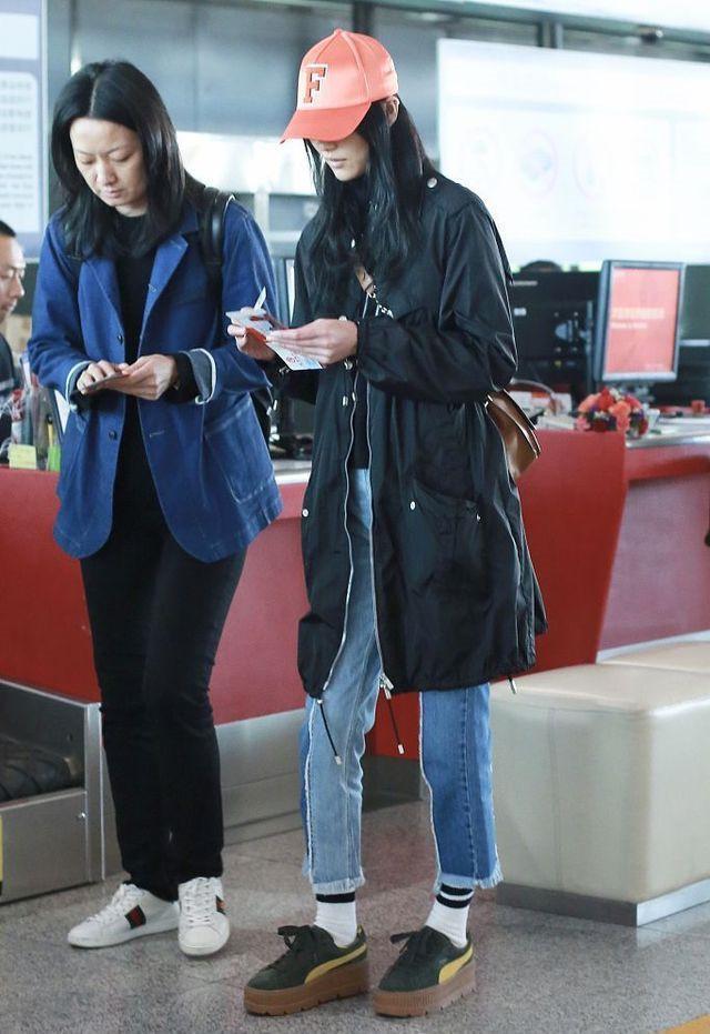 何穗和刘雯同现机场, 网友: 摆拍和抓拍的差距一目了然!