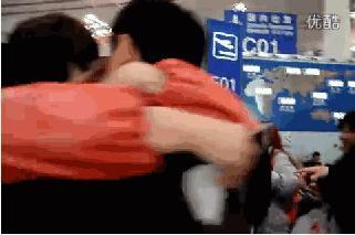 情侣机场忘情激吻把古天乐当空气, 古天乐从一旁经过表情亮了