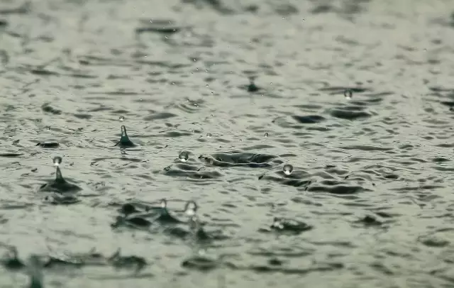 雨点落在水面上溅起的一层层涟漪这些都是非常好的拍摄题材