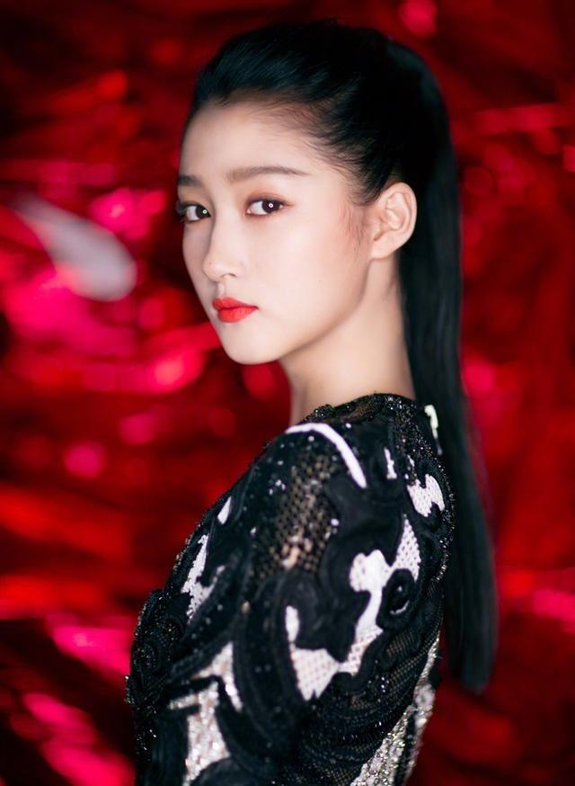 关晓彤现身2017维密, 穿短裙秀出逆天大长腿, 网友: 鹿晗看到要吃醋喽!