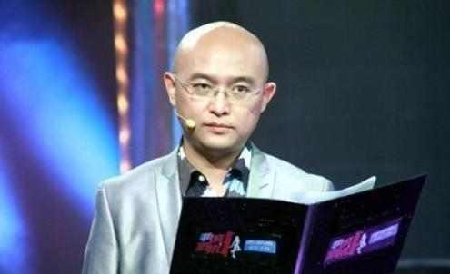 孟非晒长发造型, 画风清奇“撞脸”黄磊, 网友: 能长头发了?