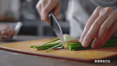 蔬菜洗净,大蒜切碎,韭菜切段. gif 3.起油锅,大蒜