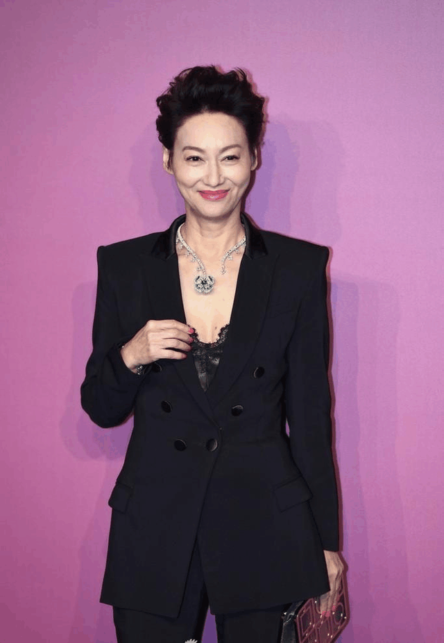 57岁惠英红内衣外穿就出门, 同台比她小16岁的舒淇也没她敢穿!