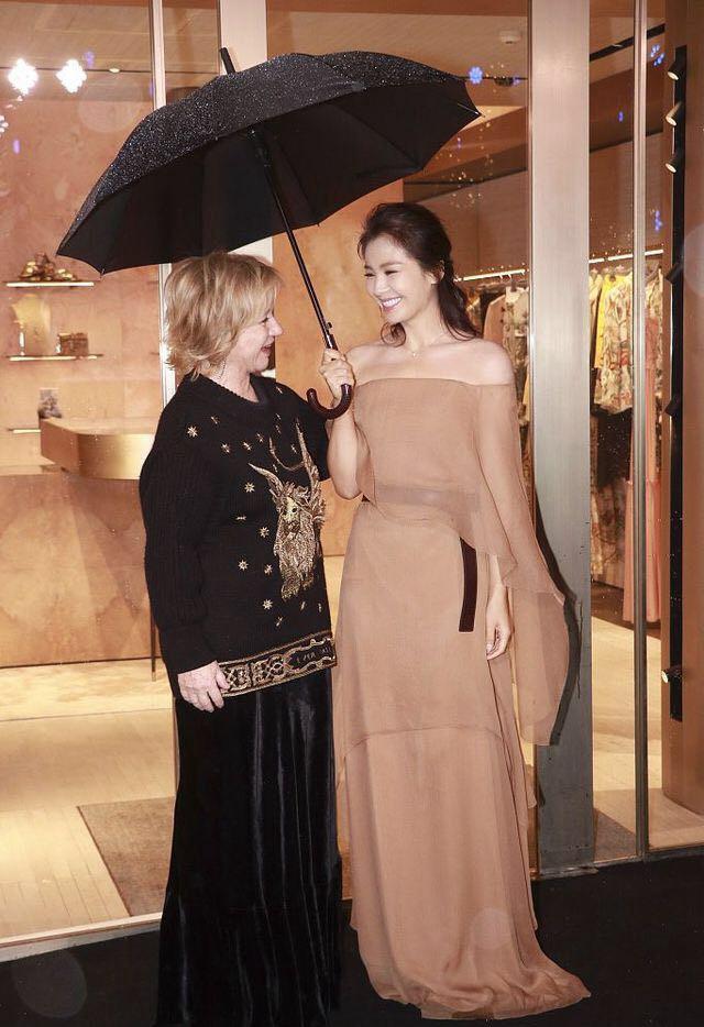 刘涛出席活动, 穿裸色薄纱裙美翻天, 网友: 御姐变仙女!