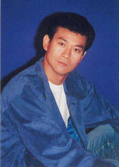 70岁郑少秋现身机场, 一袭风衣英姿飒爽, 堪称男版“刘晓庆”!