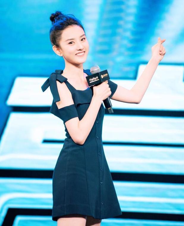 19岁宋祖儿完全长开了! 大长腿征服四座, 网友: 没关晓彤啥事了?