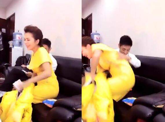 朱迅不小心一屁股坐到橘子上了 撒贝宁急急忙忙的跟她擦裙子后面