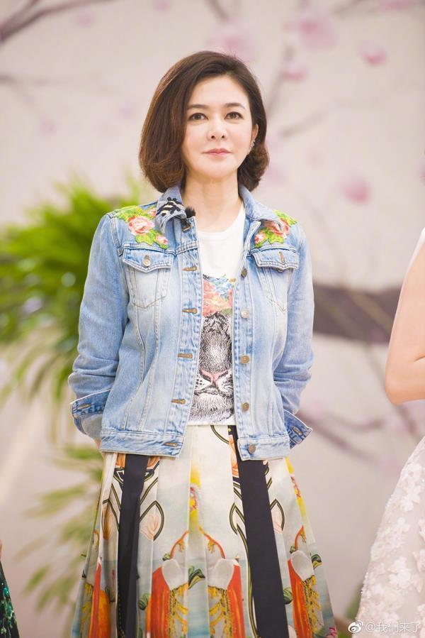 关之琳脸大脖子短还穿旗袍, 没想到魁梧的蒋欣最美