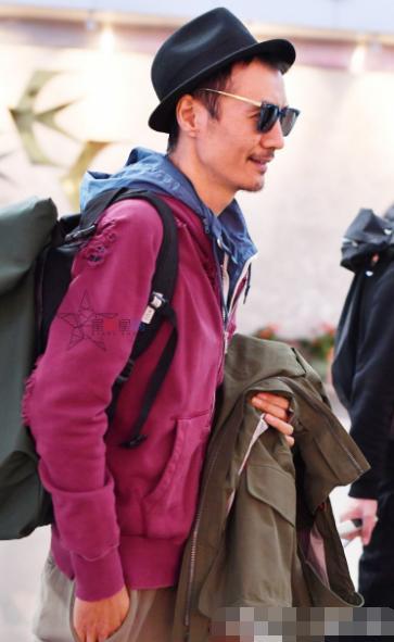 朴树不愧是明星里最穷的! 穿成这样也敢走机场, 网友: 看着都心疼