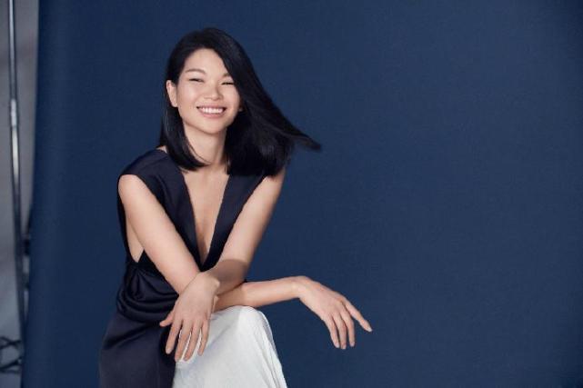 “丑模”吕燕现身维密, 穿阔腿裤演绎霸气女王, 网友: 她才是真正的国际范!