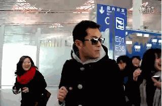 情侣机场忘情激吻把古天乐当空气, 古天乐从一旁经过表情亮了