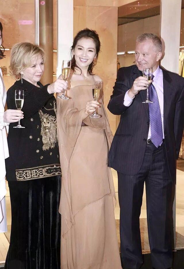 刘涛出席活动, 穿裸色薄纱裙美翻天, 网友: 御姐变仙女!