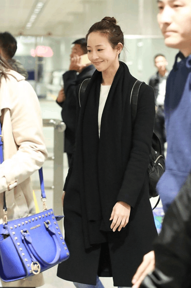 35岁张钧甯真大胆, 机场秀又是素颜, 大衣配牛仔穿出时髦感!