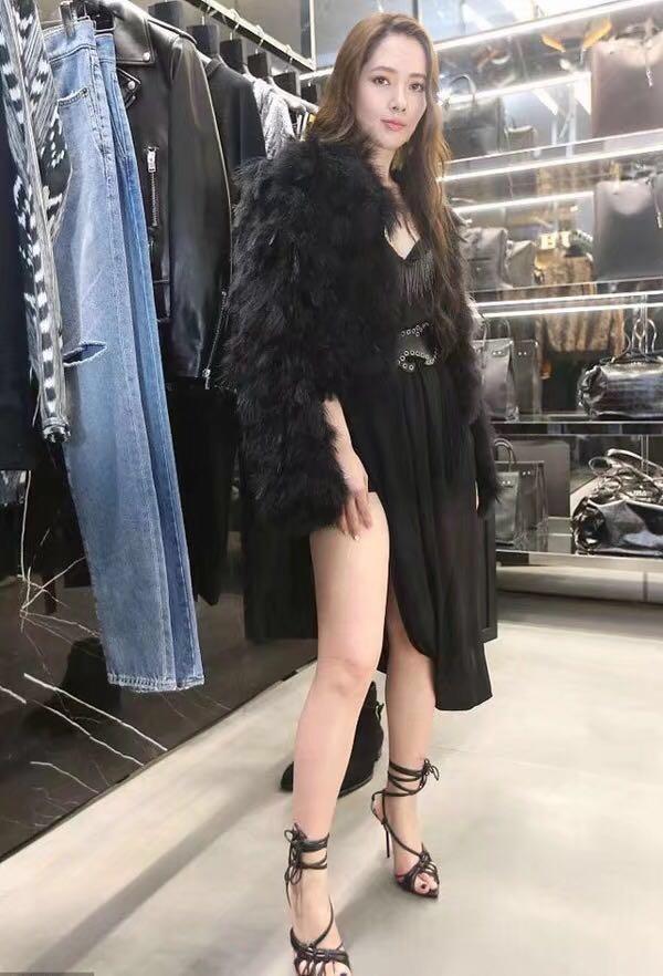 33岁郭碧婷现身活动, 黑色皮草穿出成熟感, 网友: 清纯女神变贵妇?