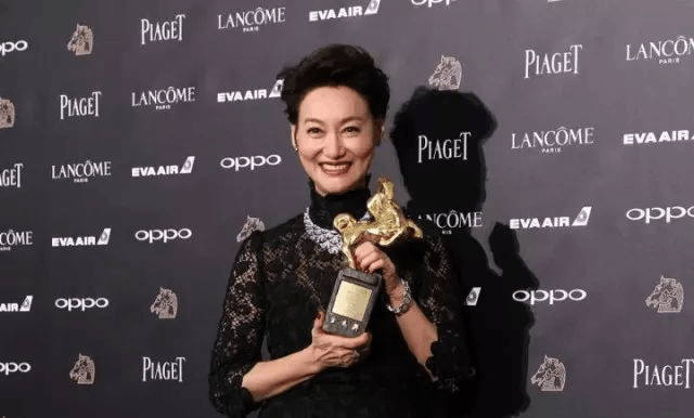 57岁惠英红内衣外穿就出门, 同台比她小16岁的舒淇也没她敢穿!