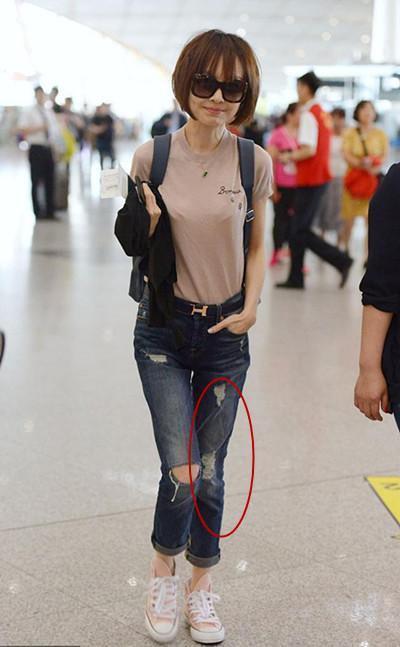 鲁豫不过是穿了一条牛仔裤现身机场, 网友却喊话: 还不如不穿呢!