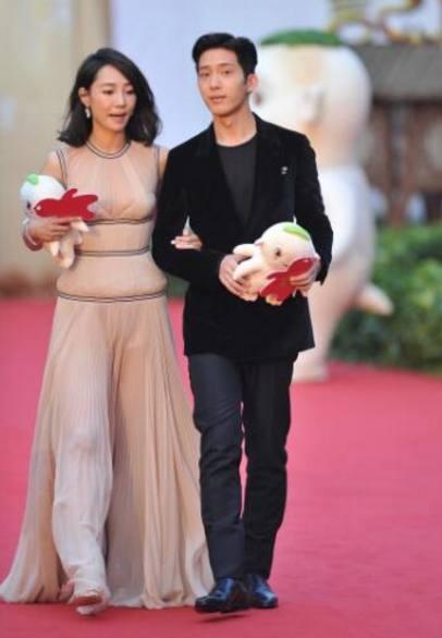 白百何越来越大胆了! 紧身裙印出三角区, 井柏然眼都不知往哪看了