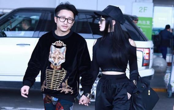 冉莹颖现身机场, 一件塑身上衣引热议, 网友: 要是撑破就尴尬了!