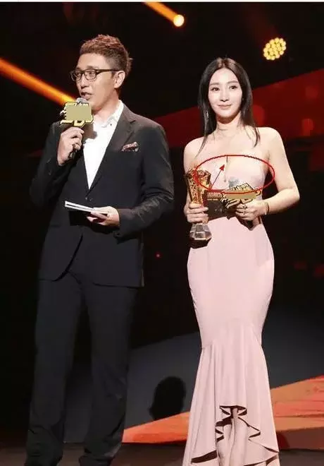 柳岩深V同台华少主持, 全程不敢直视, 球迷: 尊