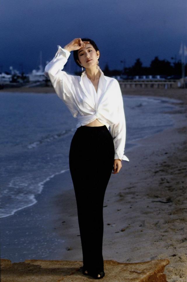 52岁巩俐机场未修照片美到炸! 白衬衫穿出霸气感, 网友: 不愧是巩皇!