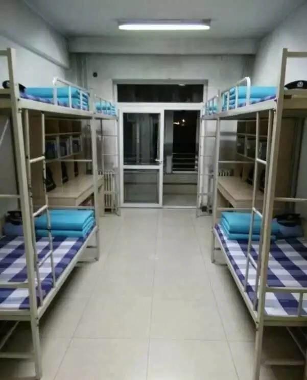 中国人民公安大学男生宿舍火了 <wbr>兵哥哥不服气纷纷“炫被”