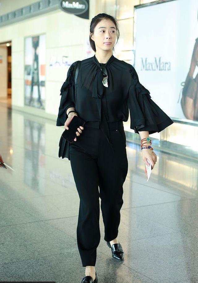 34岁蒋欣现机场, 黑色薄纱太透引热议, 网友: 终于相信你骨架大了
