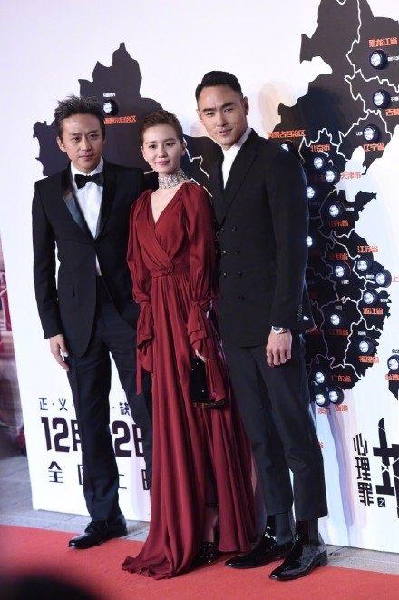 刘诗诗1度气温穿深V红裙, 邓超大方借出外套, 网友: 孙俪不吃醋?