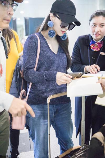 范冰冰现身机场, 胸前平平瘦出新高度, 网友直呼: 厉害了李晨!