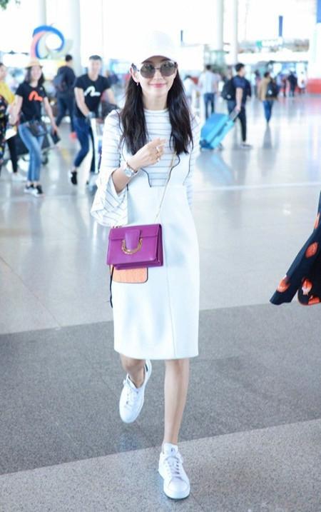 44岁李冰冰黑色长裙现身活动, 嫩的出水, 网友: 怪不得能找到28岁男友!