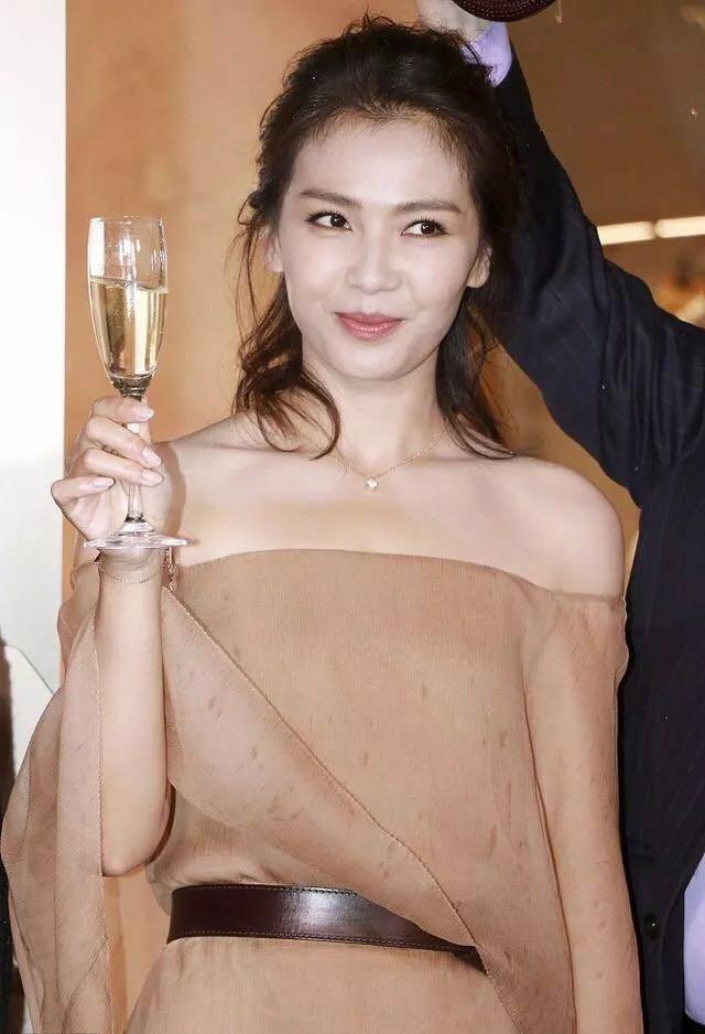 刘涛出席活动, 穿裸色薄纱裙美翻天, 网友: 御姐变仙女!