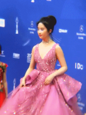 知道刘亦菲腿粗, 但没想到已经粗的撑破了牛仔裤!