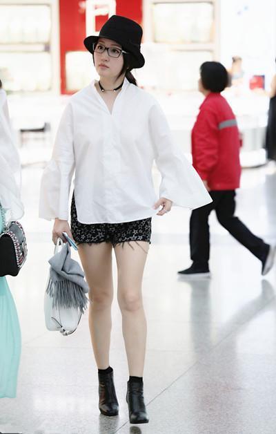 46岁杨钰莹与41岁林心如同现机场, 大家注意力全在两人鞋子上