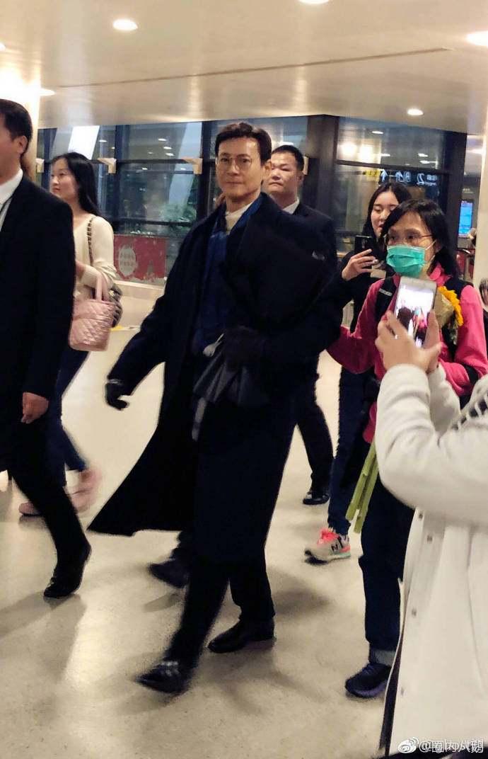 70岁郑少秋现身机场, 一袭风衣英姿飒爽, 堪称男版“刘晓庆”!