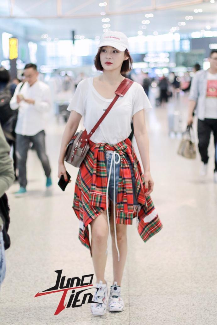 袁姗姗白T配格纹衫现机场 果然瘦是王道小腿线条太美了