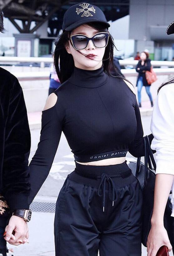 冉莹颖现身机场, 一件塑身上衣引热议, 网友: 要是撑破就尴尬了!