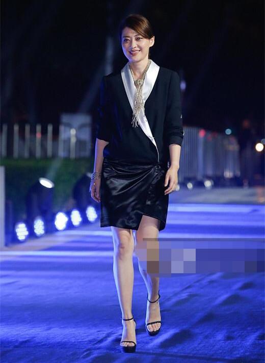 36岁郭晶晶同框42岁梅婷, 网友: 豪门和明星的差距一目了然!