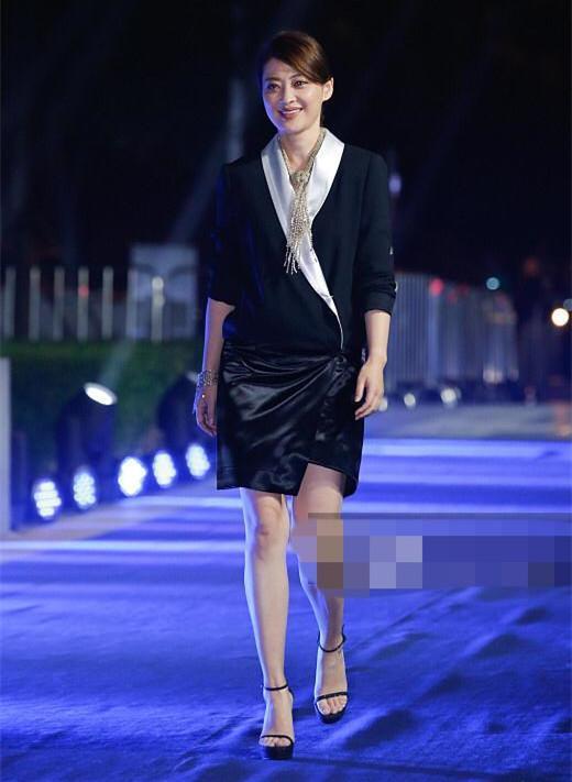 36岁郭晶晶同框42岁梅婷, 网友: 豪门和明星的差距一目了然!