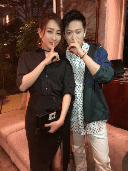 马苏也看维密秀? 黑色开叉裙穿出性感味道, 网友: “大妈”也能成天使!