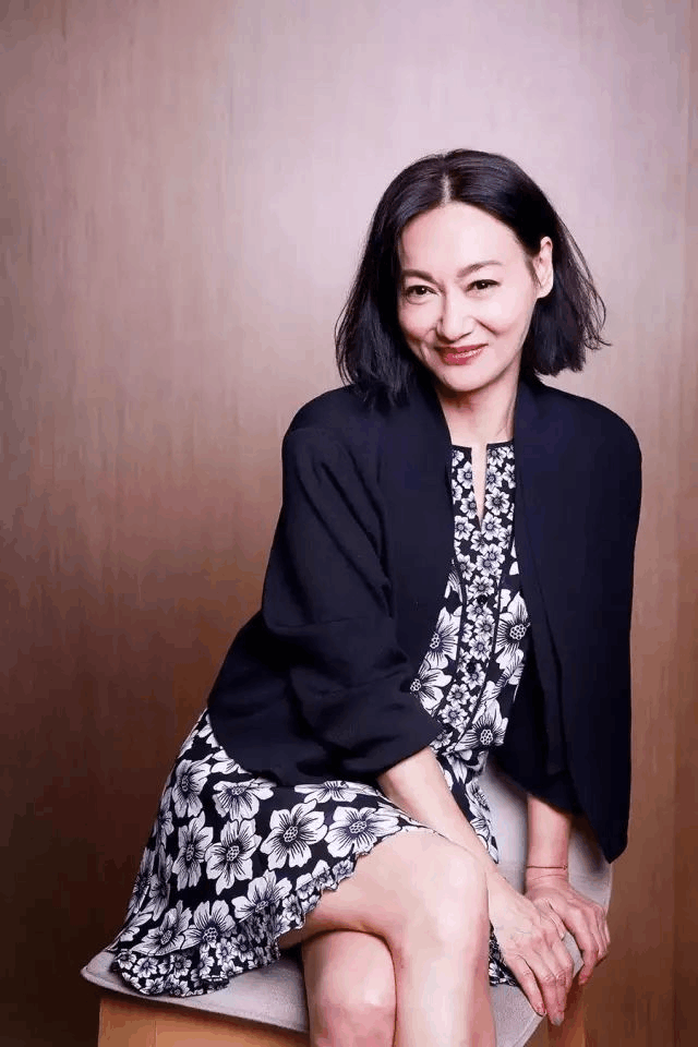 57岁惠英红内衣外穿就出门, 同台比她小16岁的舒淇也没她敢穿!