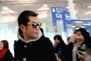 情侣机场忘情激吻把古天乐当空气, 古天乐从一旁经过表情亮了