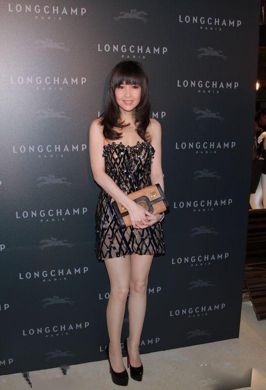 周慧敏穿衣愈发大胆了! 透视裙上全是洞, 网友: 倪震可早点回家吧