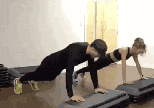 ▼ gif 动作2 弓步跳跃 20秒 ▼ gif 动作3 宽距俯卧撑 20秒 ▼ gif