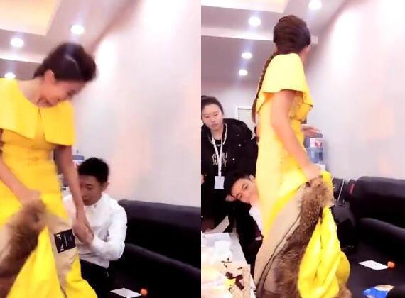 朱迅不小心一屁股坐到橘子上了 撒贝宁急急忙忙的跟她擦裙子后面